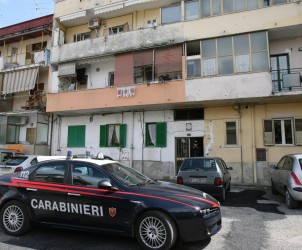 Sal : Battipaglia accoltellamento bambini Nella foto i carabinieri sotto l'abitazione (Foto Francesco pecoraro)