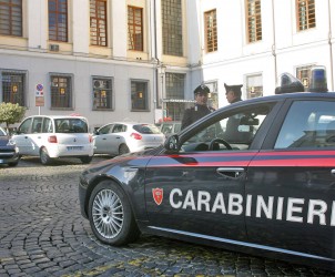 26 11 2012 carabinieri davanti al comune di Cava De Tirreni