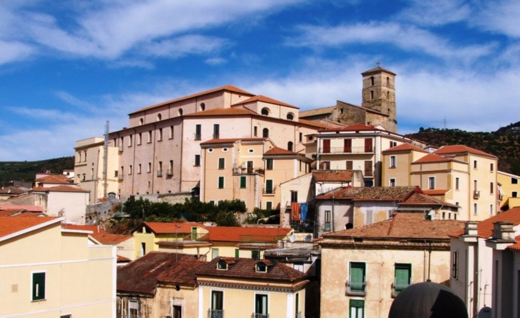 Parcheggio Multipiano al centro storico di Eboli, è polemica  - aSalerno.it