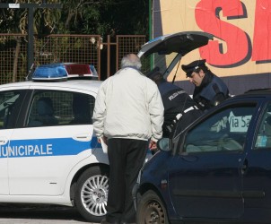 sal : Polizia municipale a lavoro con autovelox (foto Tanopress)