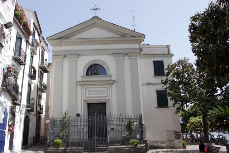 Crea il panico a Santa Lucia, lancia pietre e bestemmia: giovane arrestato - aSalerno.it