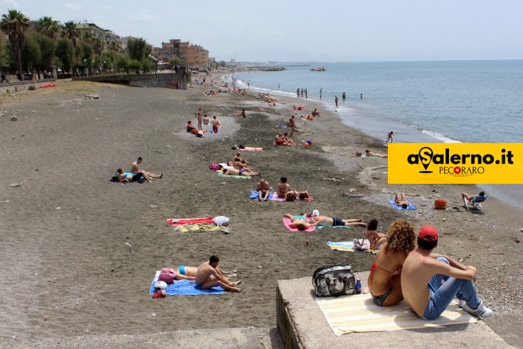 Zona orientale, lettini e ombrelloni abusivi: scatta il sequestro - aSalerno.it