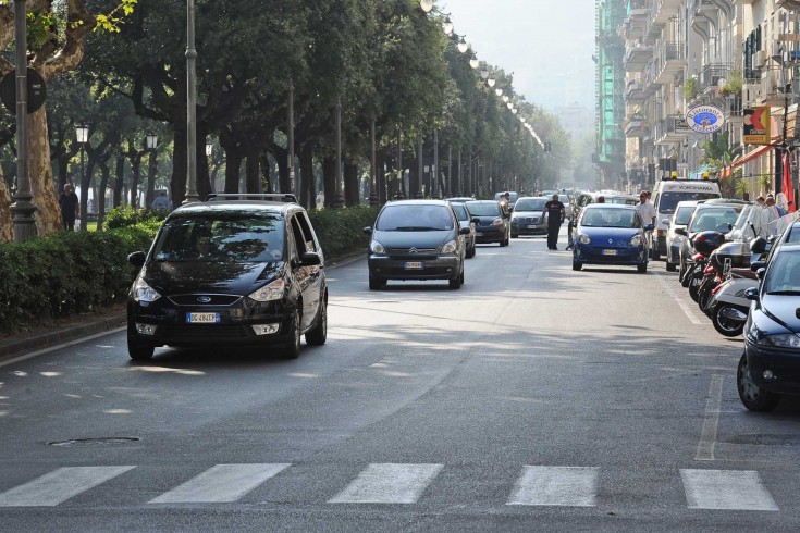 Strade disastrate, inizio sprofondamento in via Scaramella - aSalerno.it