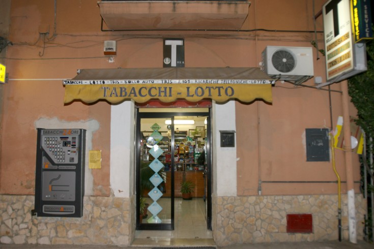 Rubano le chiavi dei negozi mentre i proprietari dormono - aSalerno.it