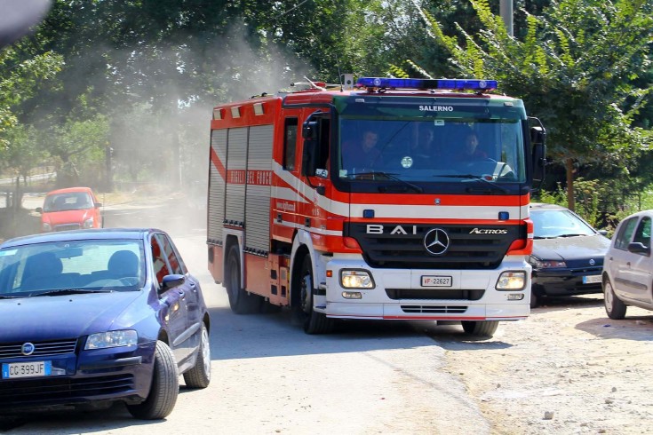 Bomba carta esplode su un auto ad Angri - aSalerno.it