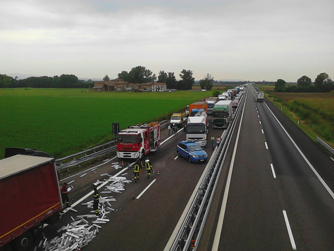 Grave incidente in autostrada, donna incastrata tra le lamiere - aSalerno.it