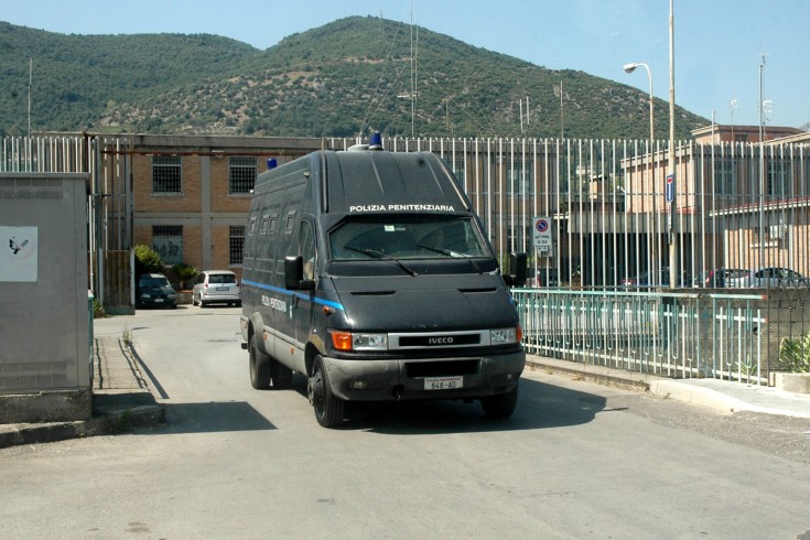 Prova a sgozzarlo con una bottiglia di Prosecco, terrore in carcere - aSalerno.it