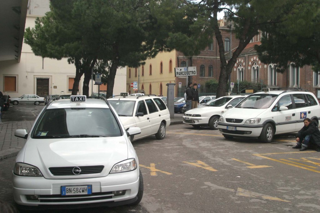 Salerno : Taxi stazione ferroviaria (Foto Tanopress)