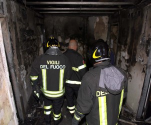 incendio  nella foto i vigili del fuoco intervengono a casa di un nuovo principio di incendio in mattinata Foto Tanopress