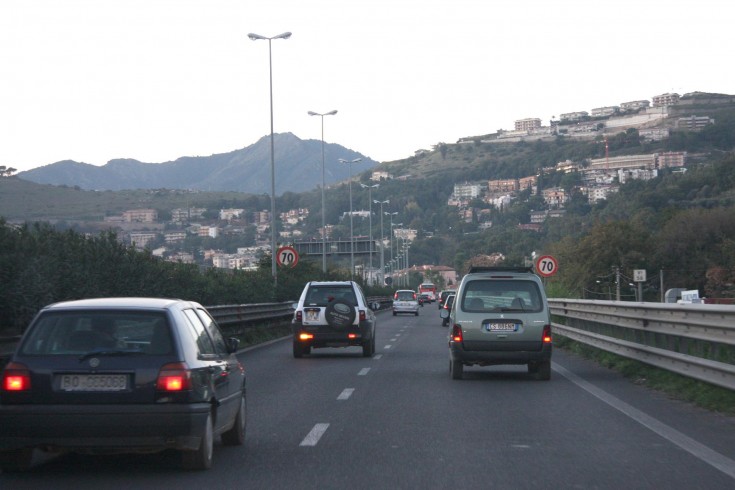 Sbanda in tangenziale, auto fuori strada all’uscita di Mariconda - aSalerno.it