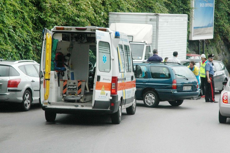 Salerno, violento impatto tra auto in via Raffaele Mauri - aSalerno.it