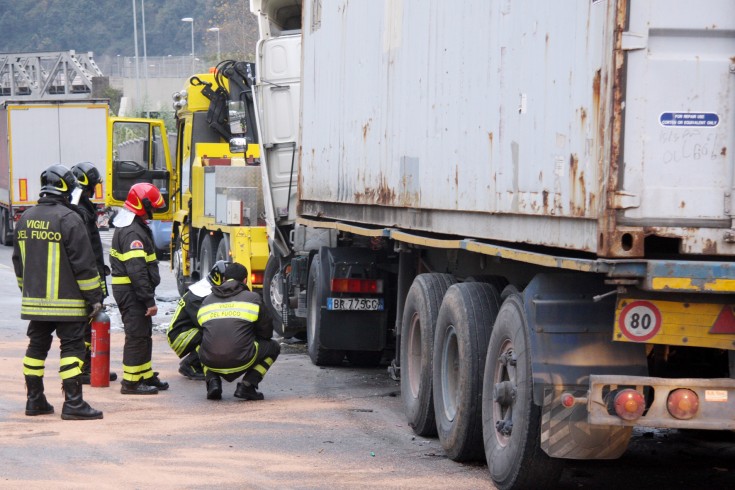 Fratte, incidente in mattinata: un tir si schianta contro un guardrail - aSalerno.it