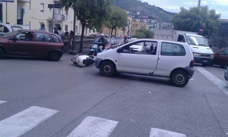 Incidente in via Marino Paglia, traffico in tilt - aSalerno.it