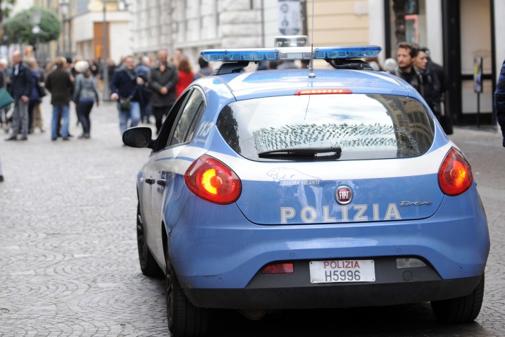 Salerno, fermata dalla Polizia una 21enne per tentato furto - aSalerno.it