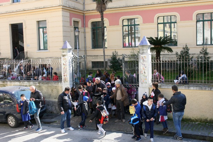 Rivoluzione nel piano di lavoro dei vigili: tornano davanti alle scuole - aSalerno.it