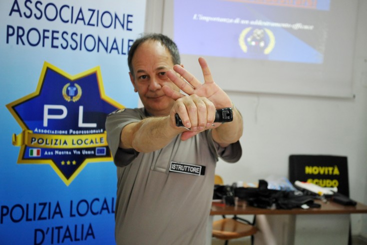 Spray al peperoncino in dotazione alla Polizia Municipale - aSalerno.it