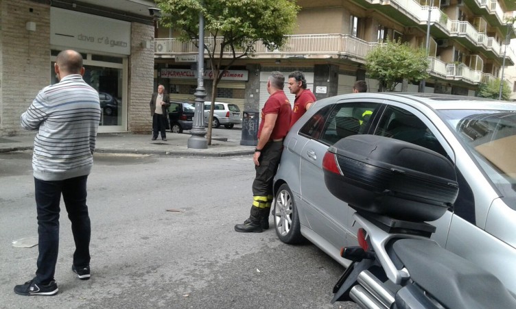 Via Madonna di Fatima: crollano alcuni calcinacci - aSalerno.it