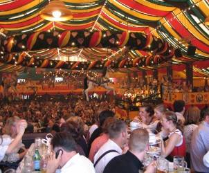 Oktoberfest_inside_Hippodrom