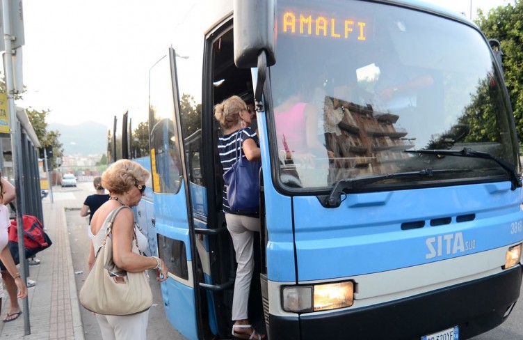 Paura a Furore, bus della Sita prende fuoco in Costiera - aSalerno.it