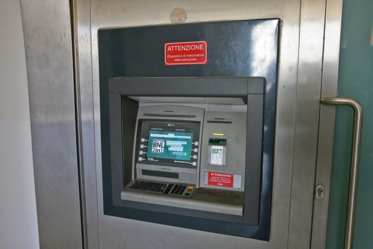 Manomettono il bancomat della Credem nella Galleria Mediterraneo - aSalerno.it