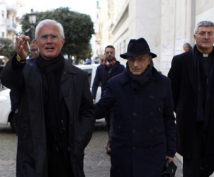 22 12 2014 Salerno Tribunale Attesa Uscita Monsignor Scarano