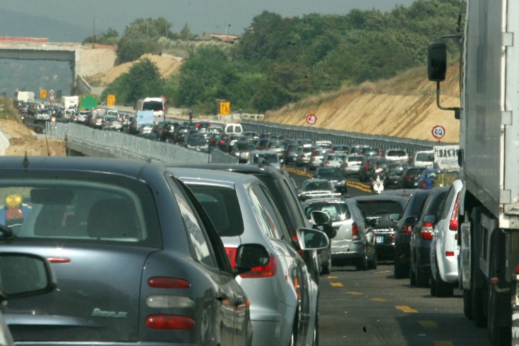 Auto prende fuoco mentre viaggia sull’autostrada A3 - aSalerno.it