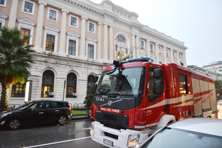 Maltempo a Salerno, cede il controsoffitto in una sala del Tribunale - aSalerno.it