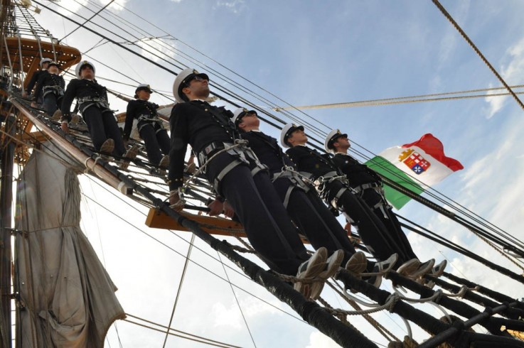 La nave scuola “Palinuro” arriva al porto di Salerno - aSalerno.it