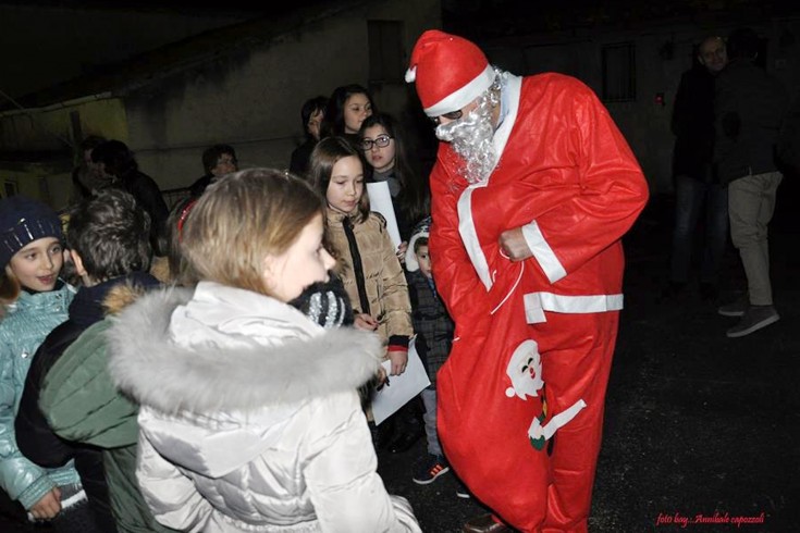 L’onorevole Tino Iannuzzi nelle vesti di Babbo Natale - aSalerno.it