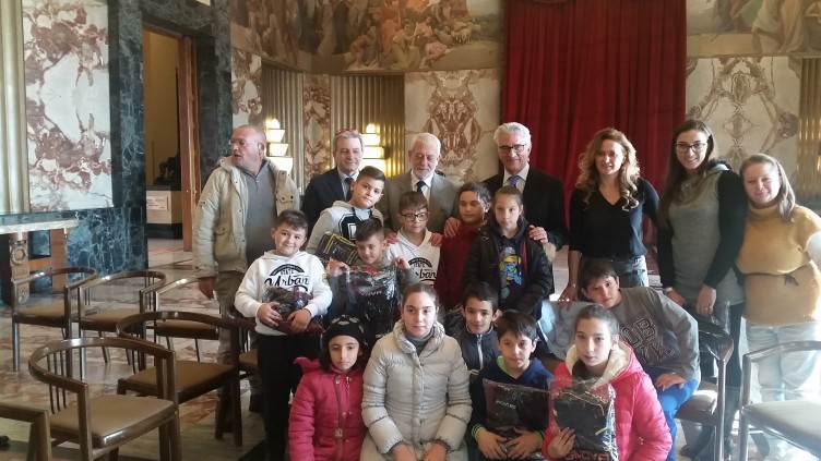 Consegnate 50 tute ai bambini disagiati della città - aSalerno.it