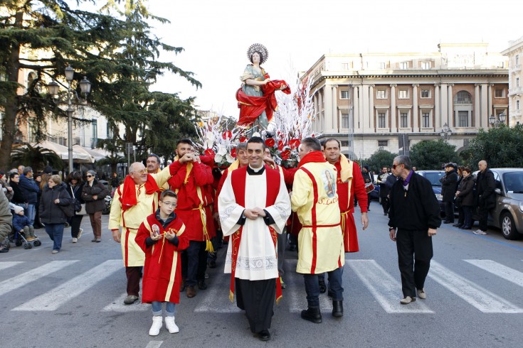 Giravolte e tensione a Santa Lucia,il parroco abbandona la processione - aSalerno.it