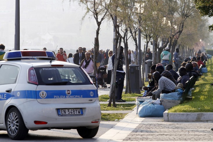 Lotta agli abusivi sul lungomare, venditore di calzini e scarpe in fuga tra la folla - aSalerno.it