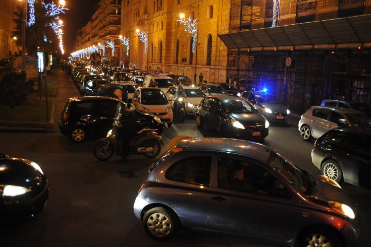 Smart in doppia fila, 40enne aggredisce un giovane e la sua fidanzata - aSalerno.it