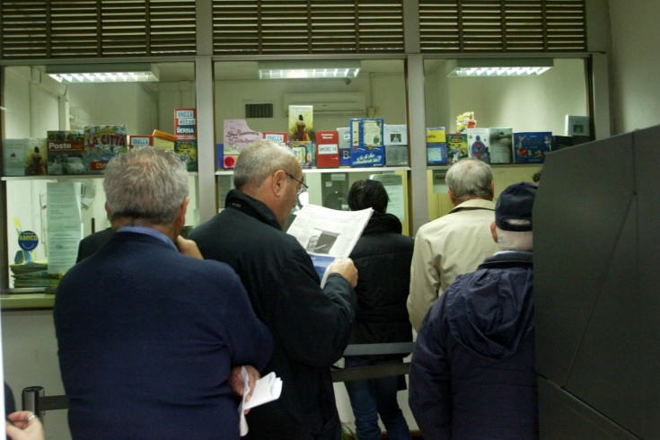 Cava, in fila per la pensione diverse ore: “un calvario per gli anziani” - aSalerno.it