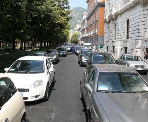 04 08 2011 Salerno lungomare Traffico a Lungomare Trieste per causa lavori di rifacimento del manto stradale