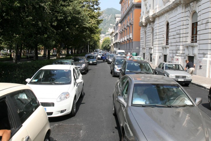 Scippa donna e scappa con la borsa, inseguimento sul Lungomare: bloccato 18enne - aSalerno.it