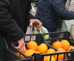 mercato frutta verdura spesa Distribuzione gratuita di ortofrutta e pesce in piazza marconi