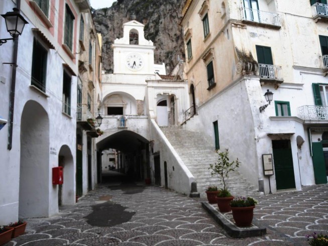 Coppia battipagliese litiga in piazza ad Amalfi, lei lo lascia e torna in taxi - aSalerno.it