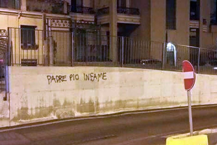 FOTO – Cava: scritte blasfeme sui muri, è caccia al writer - aSalerno.it
