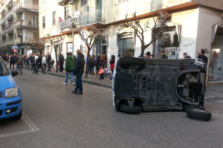 FOTO – Pontecagnano: auto si scontrano e una si capovolge - aSalerno.it