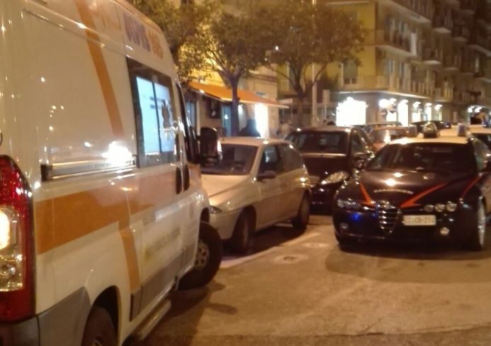 LE FOTO – In preda a una crisi di nervi, lo calmano anche i Carabinieri - aSalerno.it