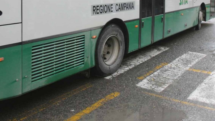 Paura a Giffoni, prende fuoco un autobus della Sita - aSalerno.it