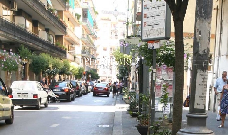 Paura in via Carmine, dà fuoco alla porta del vicino di casa - aSalerno.it