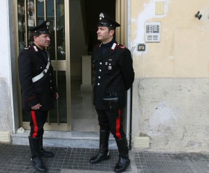 Sal : Battipaglia accoltellamento bambini Nella foto i carabinieri sotto l'abitazione (Foto Francesco pecoraro)