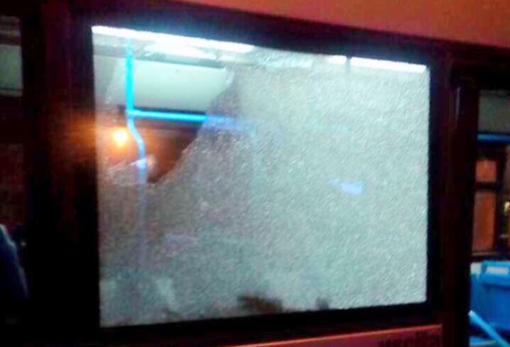 FOTO – Panico sull’autobus Cstp: giovane rompe i vetri con un martello - aSalerno.it