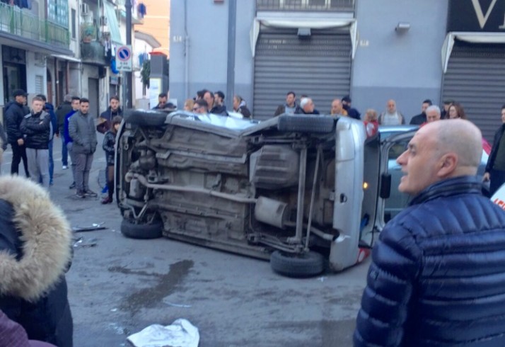 FOTO- Pagani, violento impatto tra due auto in pieno centro - aSalerno.it