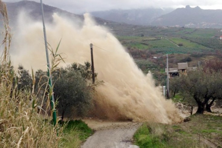 Scoppia una conduttura Montecorvino Rovella - aSalerno.it