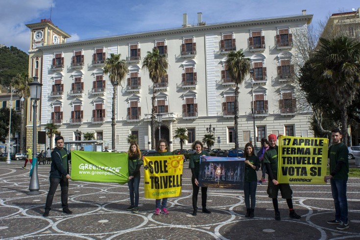 Mobilitazione di Greenpeace a Salerno in vista del referendum - aSalerno.it