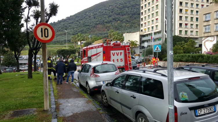 Auto in sosta blocca Vigili del Fuoco e 4 ambulanze al pronto soccorso - aSalerno.it