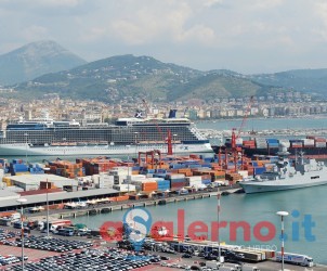 16 09 2014 Salerno Sbarco immigrati al porto di salerno.